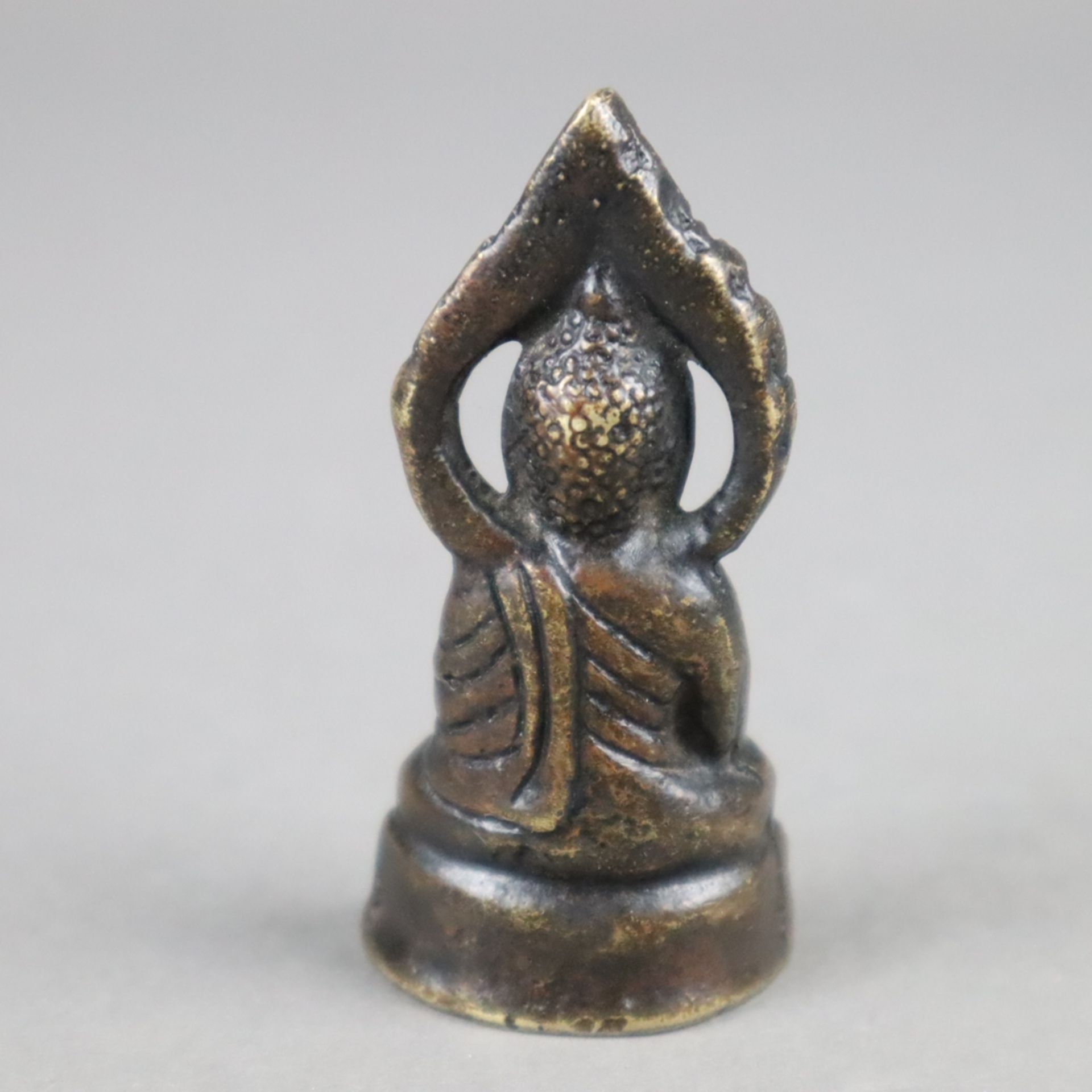 Miniaturbuddha/Reisebuddha - feiner Bronzeguss, auf doppeltem Lotossockel unter einer Flammenaureol - Bild 2 aus 5