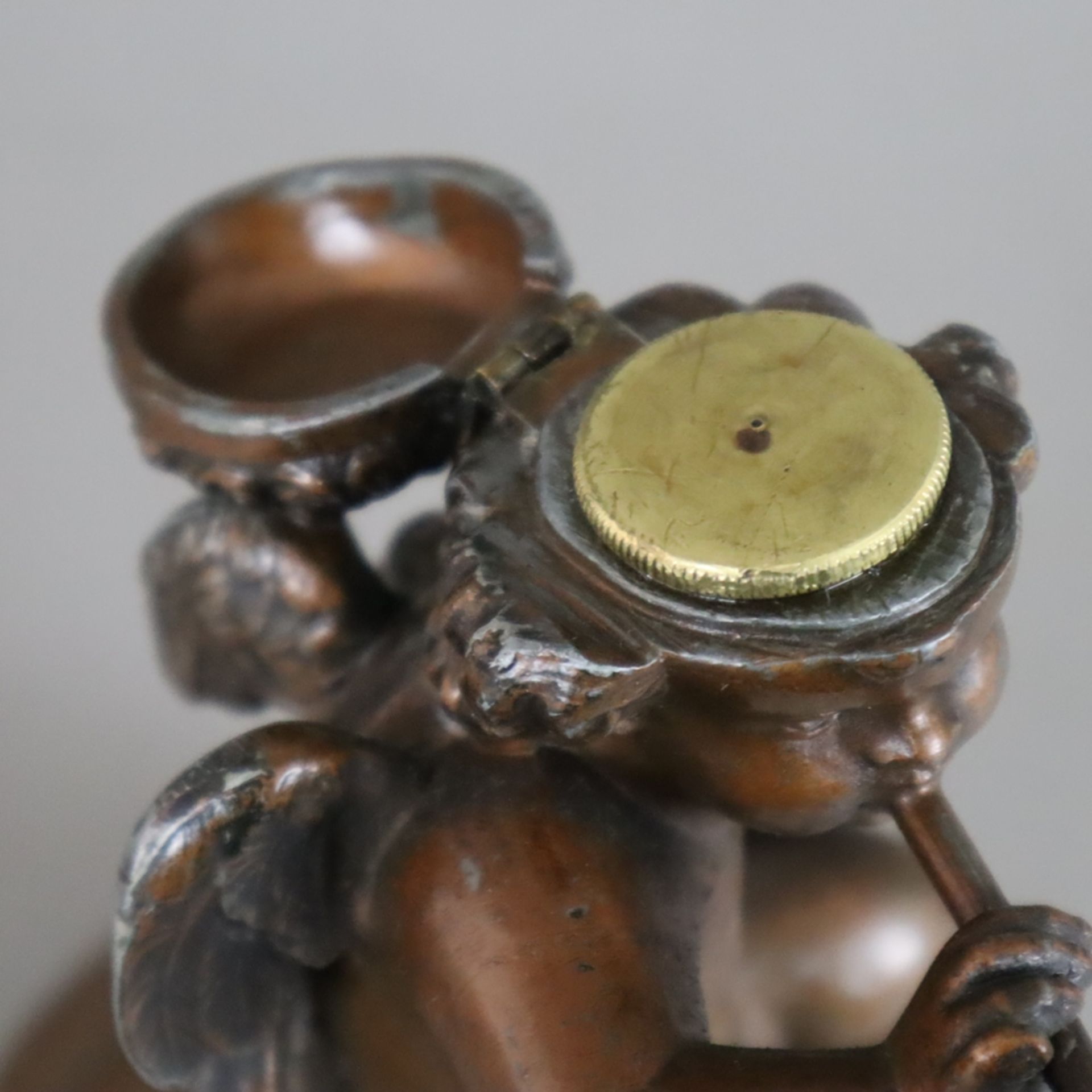 Figürliche Öllampe- 19.Jh., Metallguss, bronziert, auf Baumstumpfsockel sitzender Amor mit Pfeife, - Bild 6 aus 12