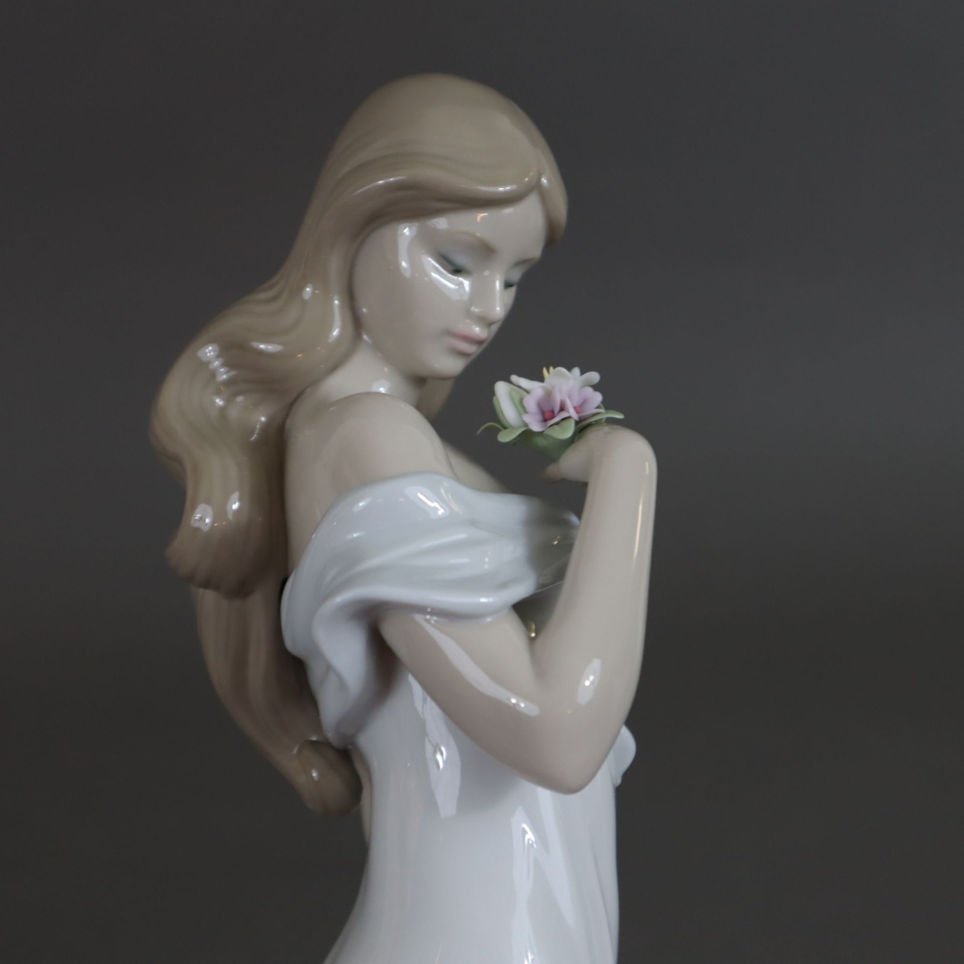 Porzellanfigur "Das Flüstern der Blumen" - Lladro, Spanien, Modellnr.6918, Entwurf: Jose Santaeulal - Bild 4 aus 10
