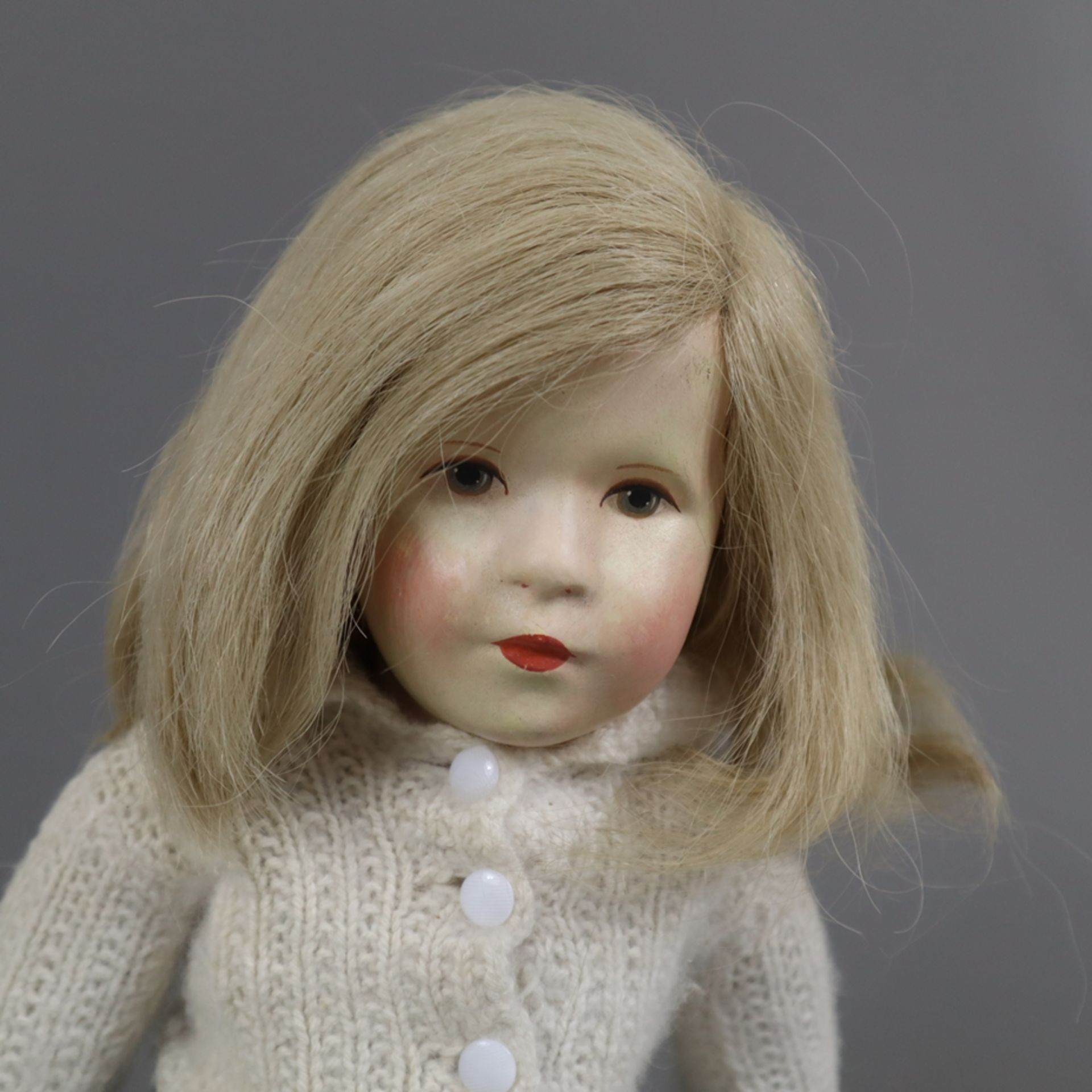 Käthe Kruse-Mädchenpuppe - um 1950, Kurbelkopf mit blonder Perücke, fest gestopfter Stoffkörper, Sc - Image 2 of 7