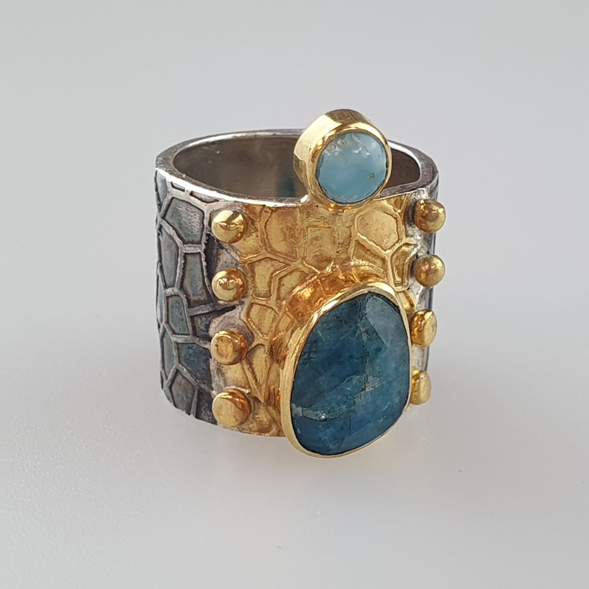 Damenring - 925er Silber, breite Ringschiene, goldfarbe | 925 Silver Ring with Kyanite and Sapphire