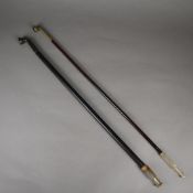 Zwei Opiumpfeifen - China, Holz mit Mundstück aus Jade, 1x mit Messingkopf und bemaltem Schaft, L.