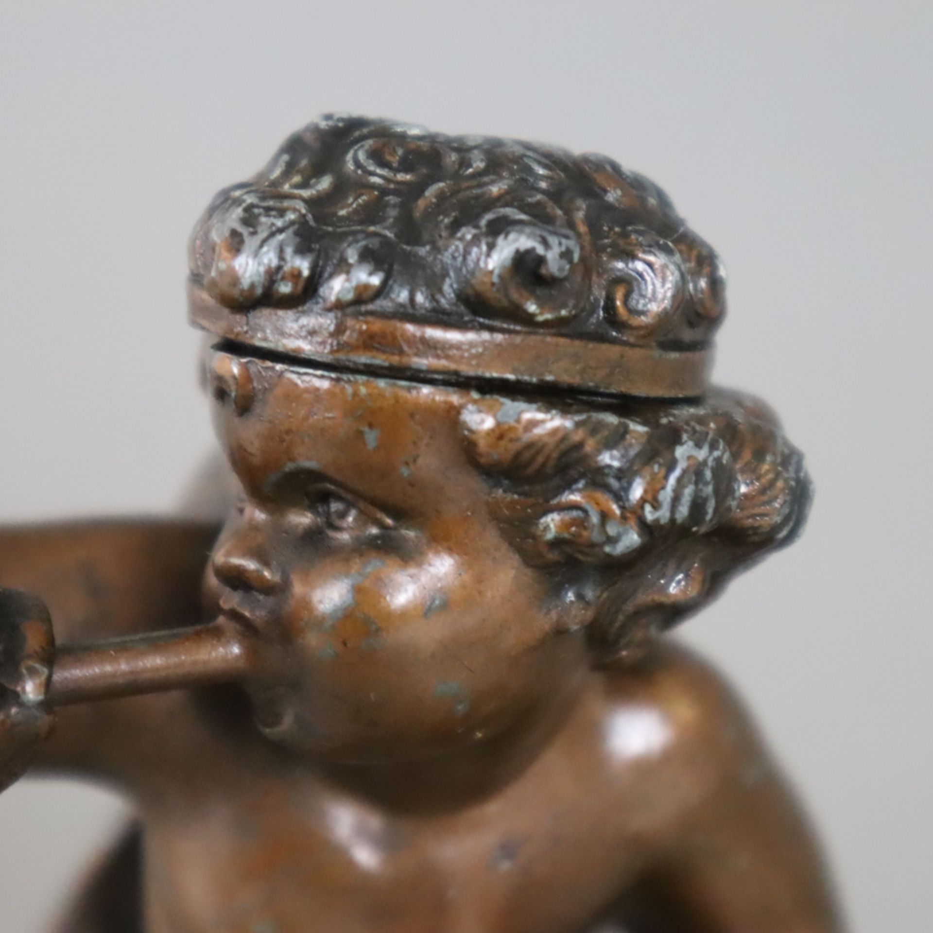 Figürliche Öllampe- 19.Jh., Metallguss, bronziert, auf Baumstumpfsockel sitzender Amor mit Pfeife, - Image 3 of 12