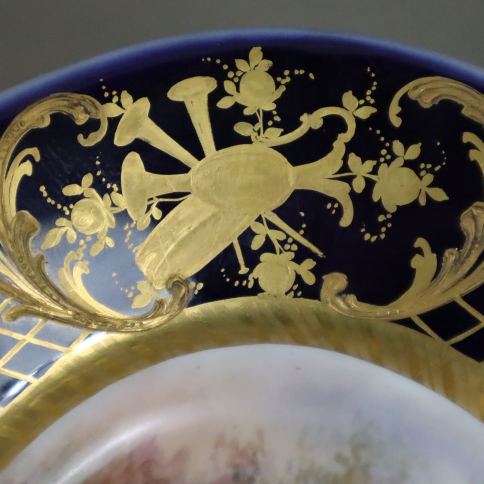 Zierplatte - Porzellan, ovale Form, im Spiegel polychrom bemalte galante Szene, signiert "Beranger" - Bild 8 aus 12