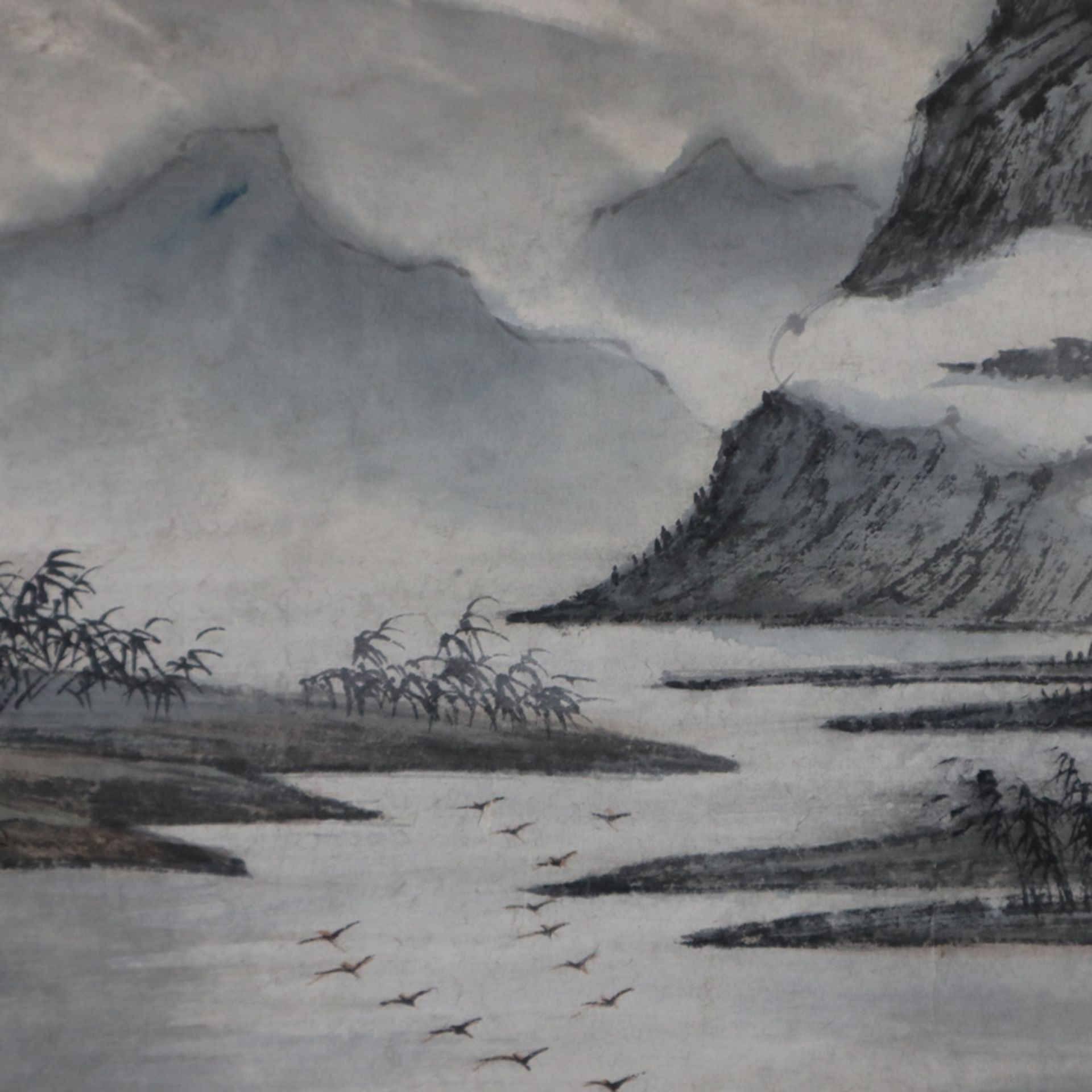 Chinesisches Rollbild -Tao Leng Yue- Bambusbestandene Wasserlandschaft mit Gebirge im Hintergrund, - Bild 7 aus 11