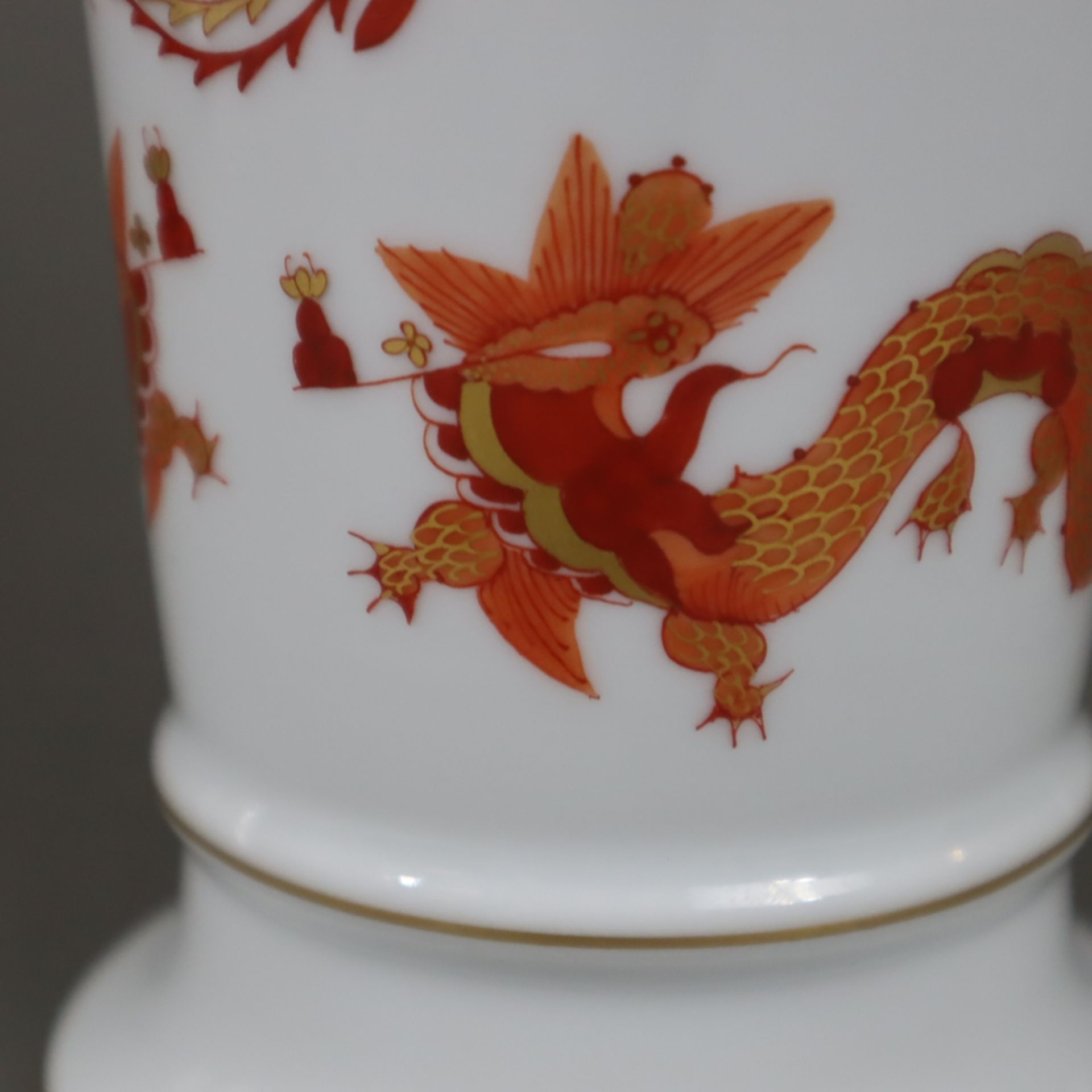 Vase und Gebäckschale - Meissen, 20.Jh., Dekor "Roter Hofdrache" mit Goldakzenten, Porzellan, 1x Tr - Bild 4 aus 12