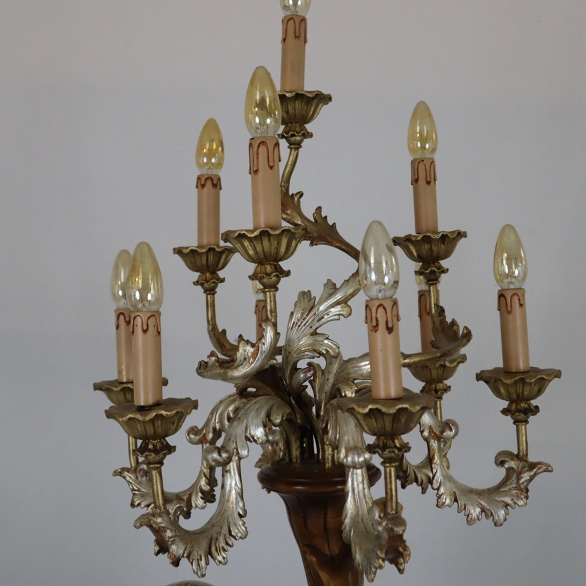Großer figürlicher Leuchter - 20.Jh., venezianischer Barock-Stil, Holz, geschnitzt, gebeizt, teils - Image 3 of 13