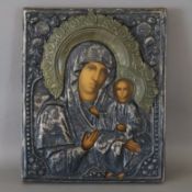 Ikone - Russland, nach 1900, Holz, Maria mit Kind, darüber reliefplastisch getriebenes Oklad legt l
