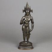 Seltener stehender Vajrasattva - Bronze, der Bodhisattva steht in samapada-asana auf einem Lotospod