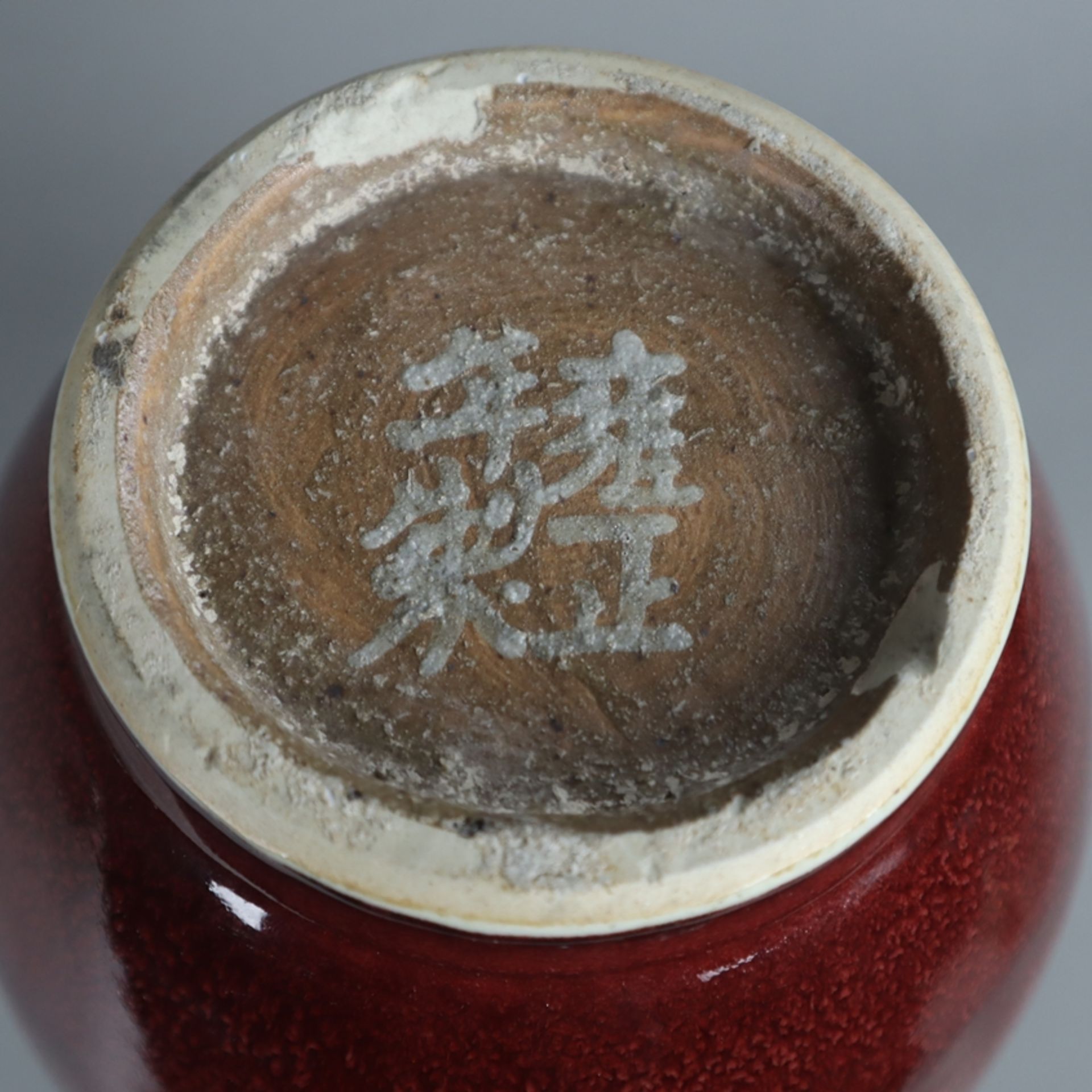 Schwere Flaschenvase - China, gebauchte Wandung mit konisch zulaufender Mündung, Ochsenblutglasur, - Bild 5 aus 5