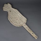 Alam / Teil einer Standarte für Prozessionen - Holz, stilisierter arabischer Schriftzug, L.ca.62cm,
