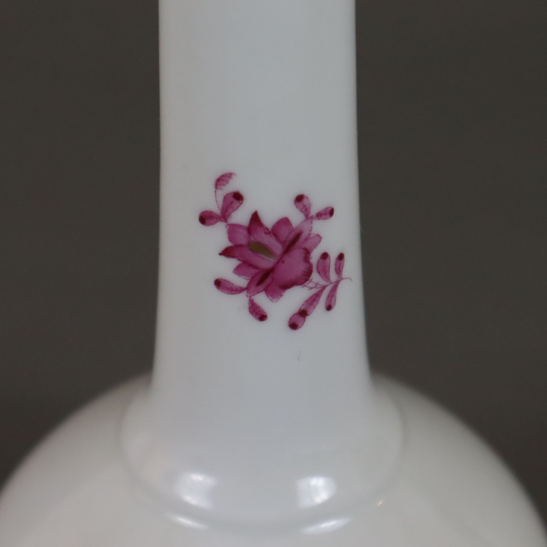 Vase- Herend, Ungarn, Porzellan, Dekor Apponyi in Purpurrot, Goldstaffage, Manufakturmarke, Pinseln - Image 3 of 7