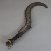 Zentralafrikanische Sichelwaffe - gekrümmte Eisenklinge mit spitzem Ort, Holzgriff beschädigt, Holz