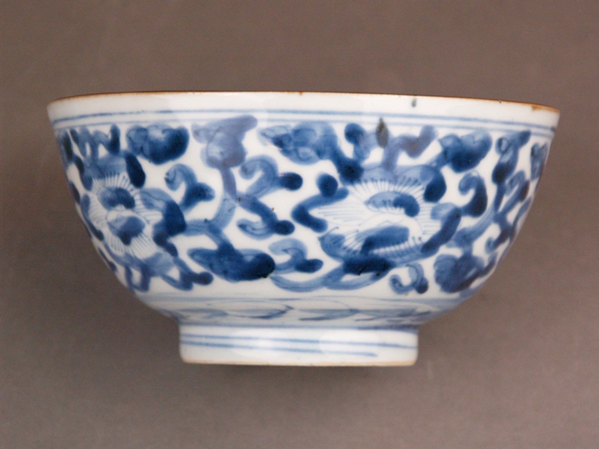 Porzellanschale - China, Qing-Dynastie, runde gemuldete Form auf Standring, innen und außen untergl - Bild 4 aus 5