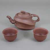 Zisha-Teekanne und zwei Koppchen - China, Yixing-Steinzeug, Kanne in Form eines Bambussegments mit