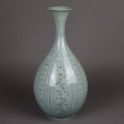 Vase - Korea, in Tropfenform mit fein vernetzter Seladon-Glasur, Dekor mit stilisierten Chrysanthem
