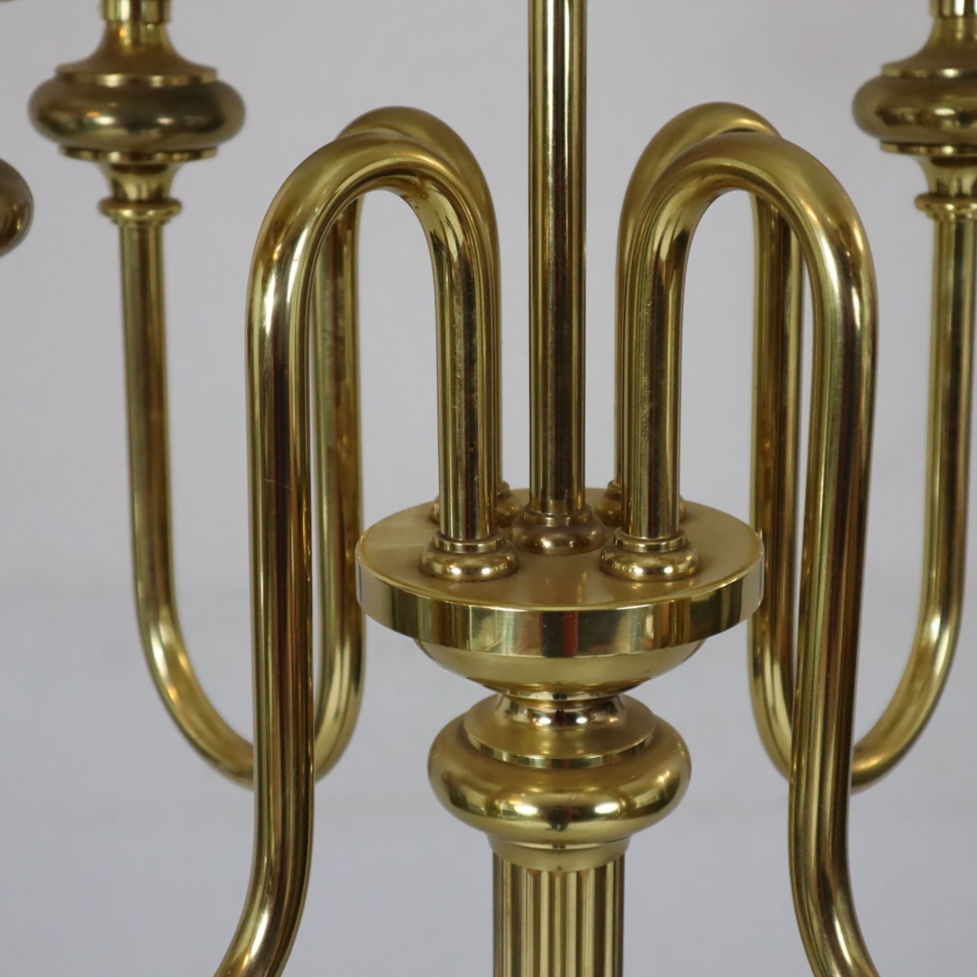 Imposante Vintage-Stehlampe - Messing, fünfflammig, über rundem Stand nodierter kannelierter Schaft - Image 3 of 7