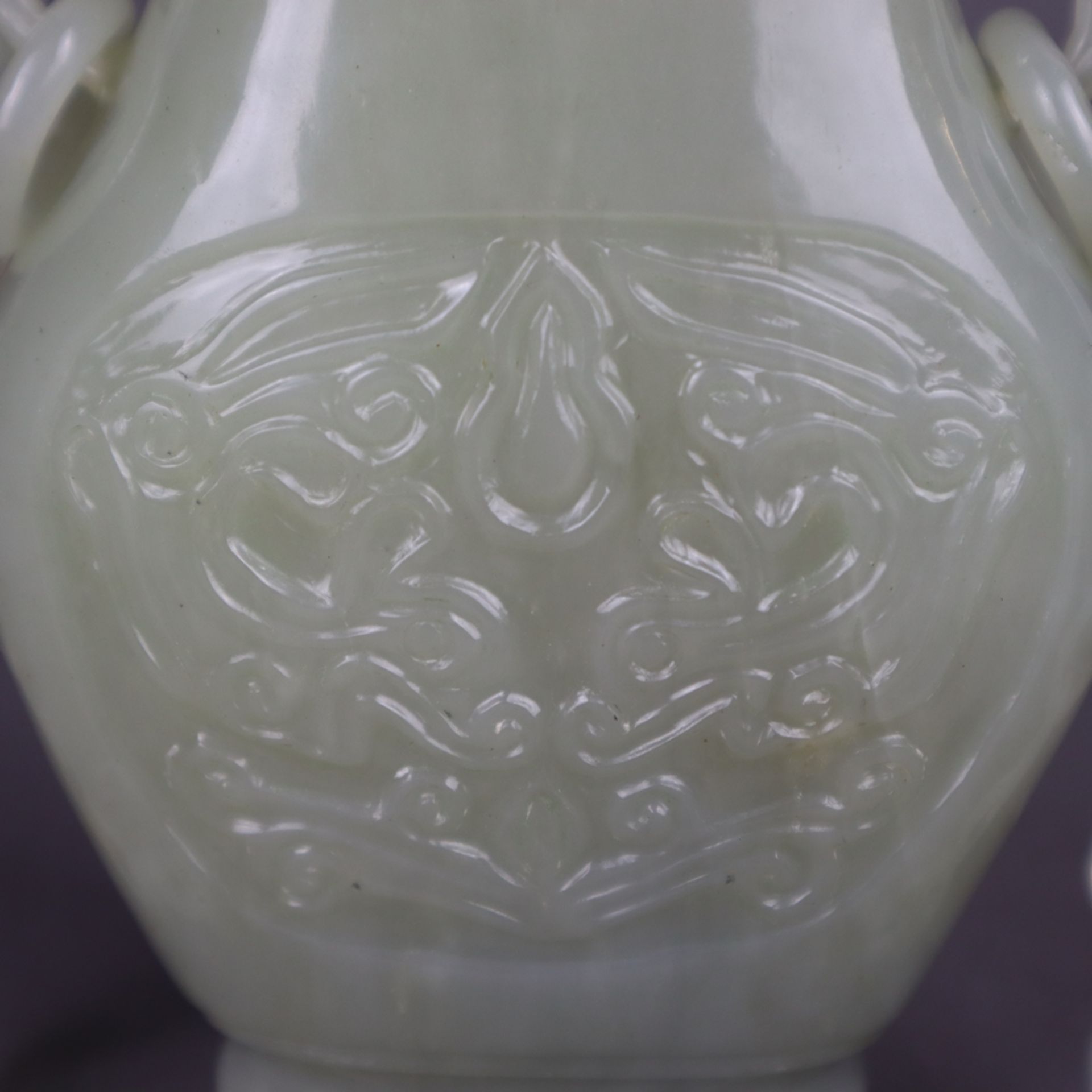 Jadevase mit Kette - China, H.ca.21cm (ohne Kette), hellgrüne transluzente Jade, flache Vase mit ho - Bild 6 aus 9