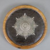 Gardestern auf Holz montiert - Gardestern mit Umschrift "suum cuique" und "Mit Gott für König und