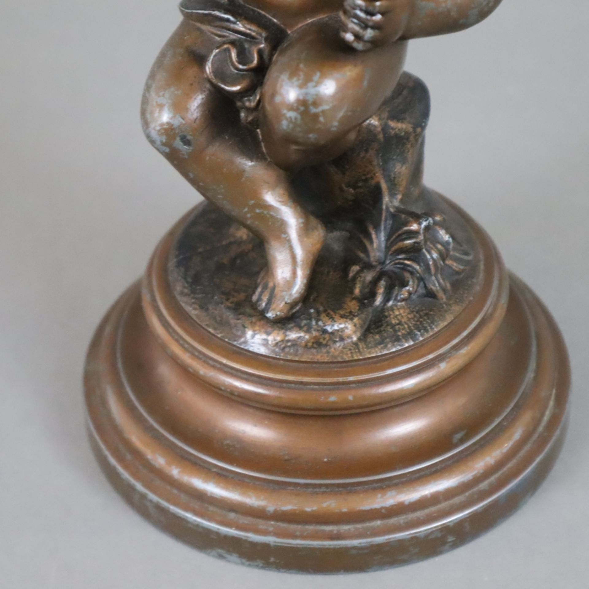 Figürliche Öllampe- 19.Jh., Metallguss, bronziert, auf Baumstumpfsockel sitzender Amor mit Pfeife, - Bild 11 aus 12