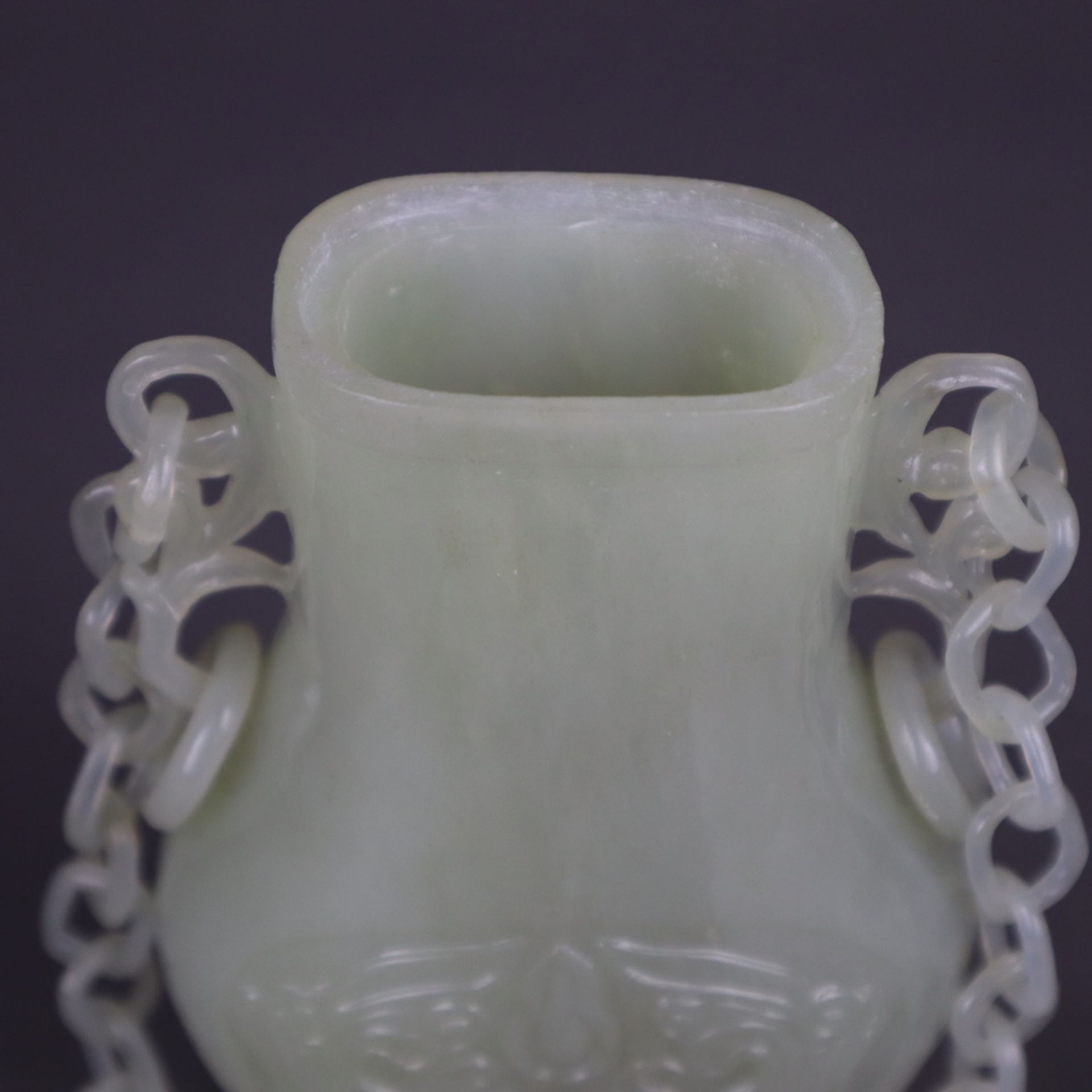 Jadevase mit Kette - China, H.ca.21cm (ohne Kette), hellgrüne transluzente Jade, flache Vase mit ho - Bild 4 aus 9