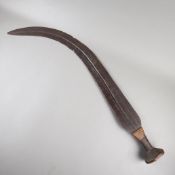Afrikanisches Krummschwert - breite stark gebogte Eisenklinge, beidseitig gekehlt, Ziergravur, Holz
