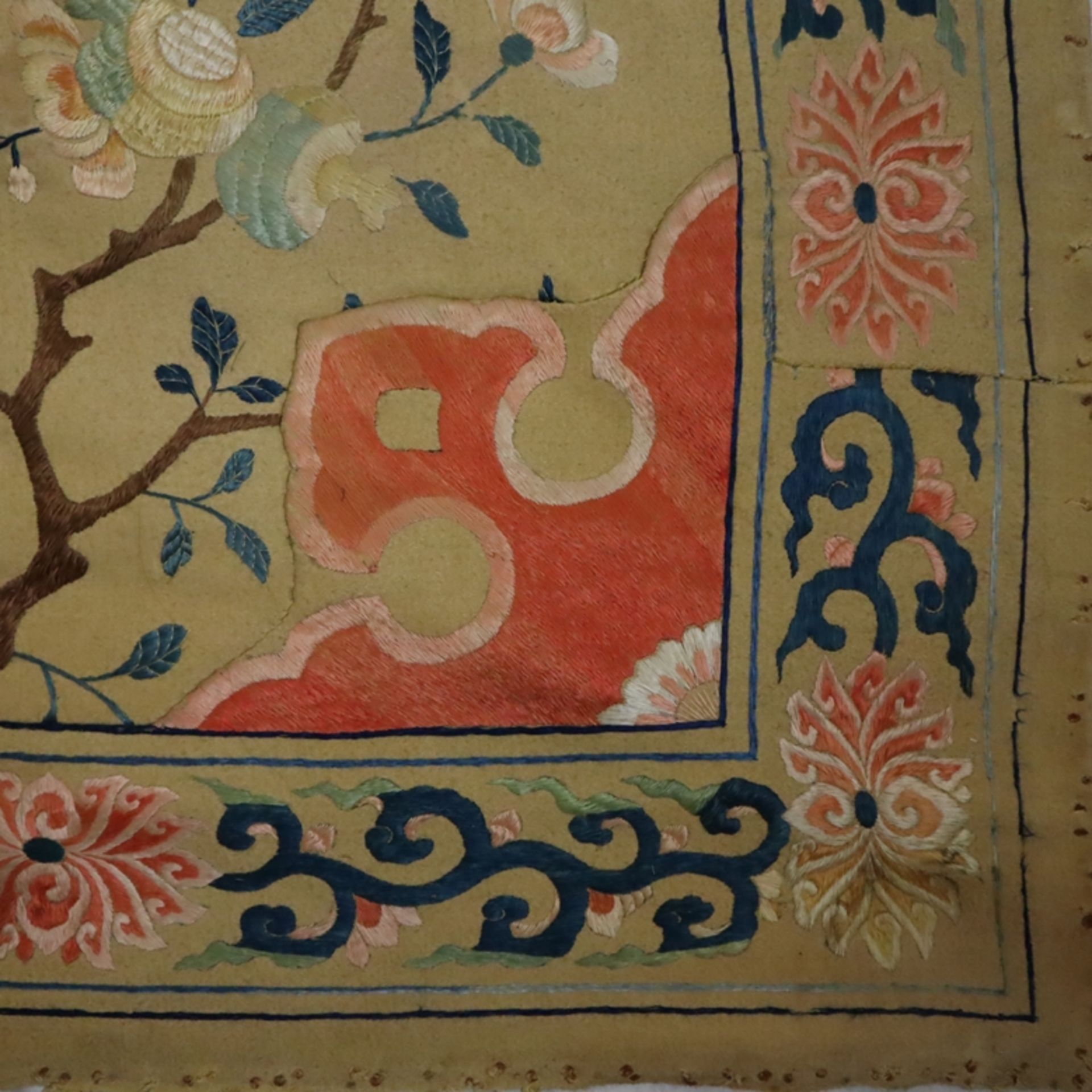 Bestickter Wandbehang - China, teils ausgehende Qing-Dynastie, sehr großes Textil bestickt mit blüh - Bild 12 aus 15