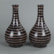 Paar Flaschenvasen - China, Steinzeug, dunkelbraune Glasur mit in Reihen appliziertem Tupfendekor,