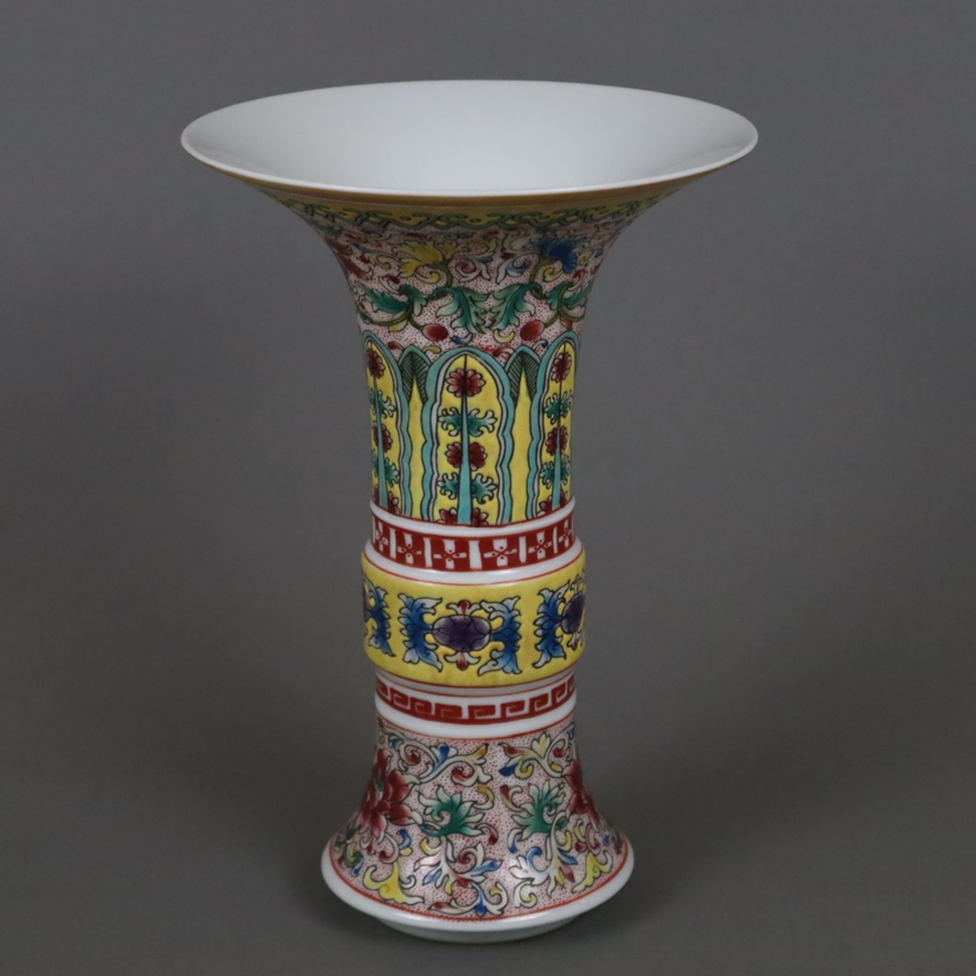 Vase - Porzellan, China 20.Jh., in traditioneller Gu-Form mit üppigem floralen Schmelzfarbendekor,