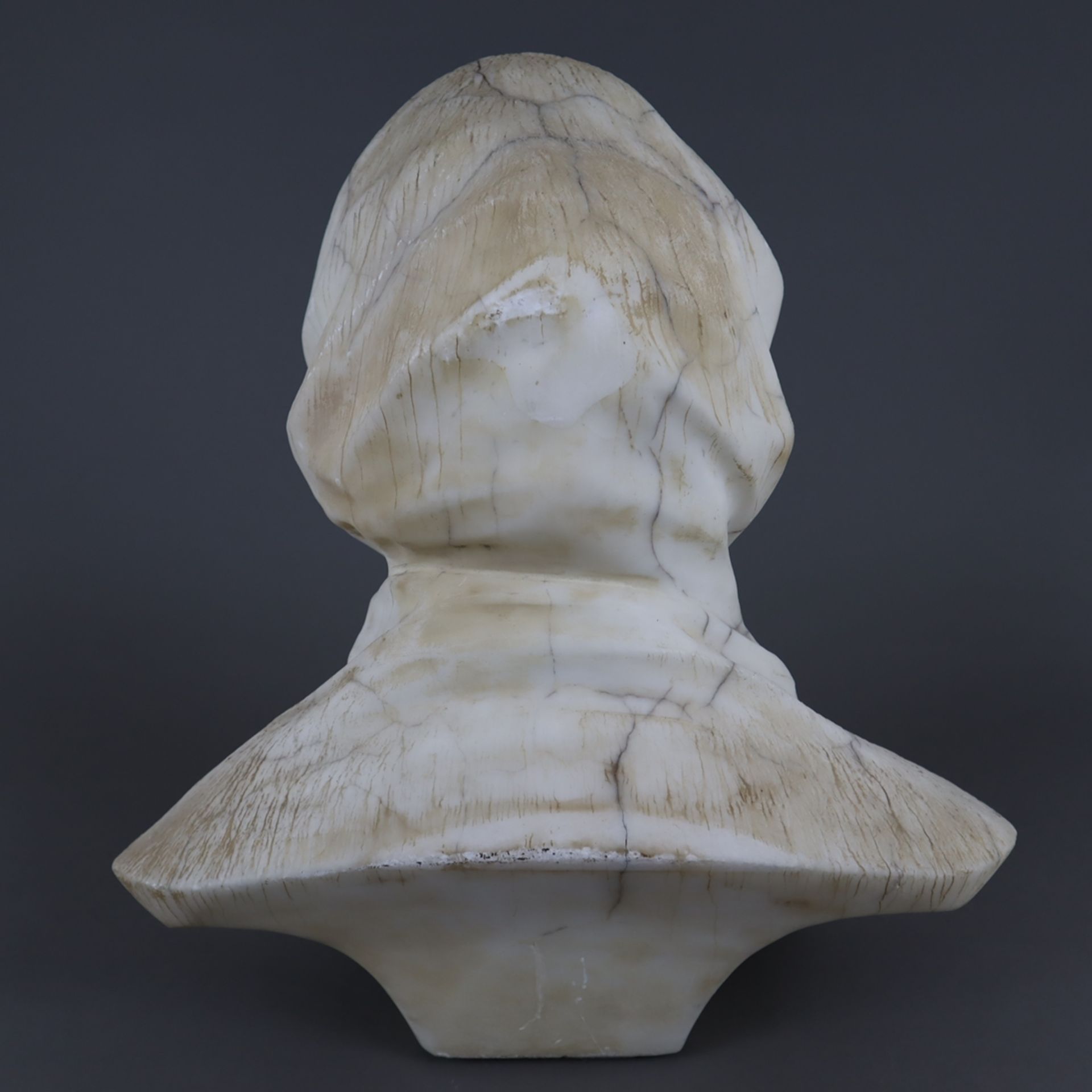 Frauenbüste - Alabaster, 19./20.Jh., anonymer Bildhauer, evtl. Italien, Büste einer jungen Frau mit - Image 9 of 13