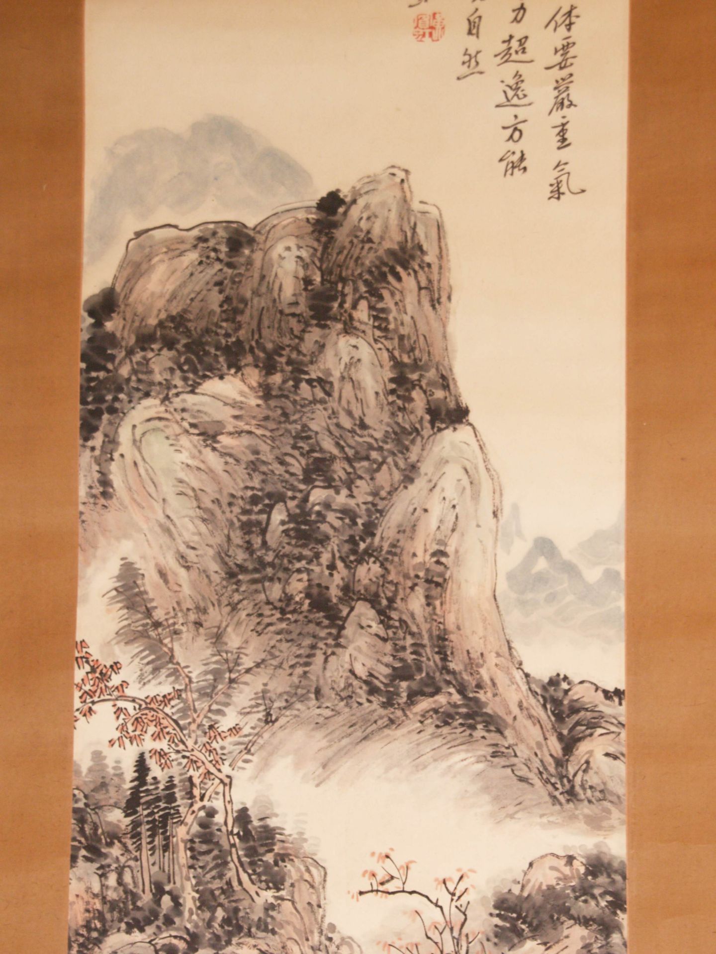 Rollbild - China 20.Jh., Tusche und Farben auf Papier, Hochaufragende Berglandschaft mit rot blühen - Bild 4 aus 10