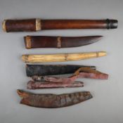 Konvolut Holz-und Lederscheiden für ostasiatische Blankwaffen - 6 Stück, 3 Lederscheiden/3 teils zi