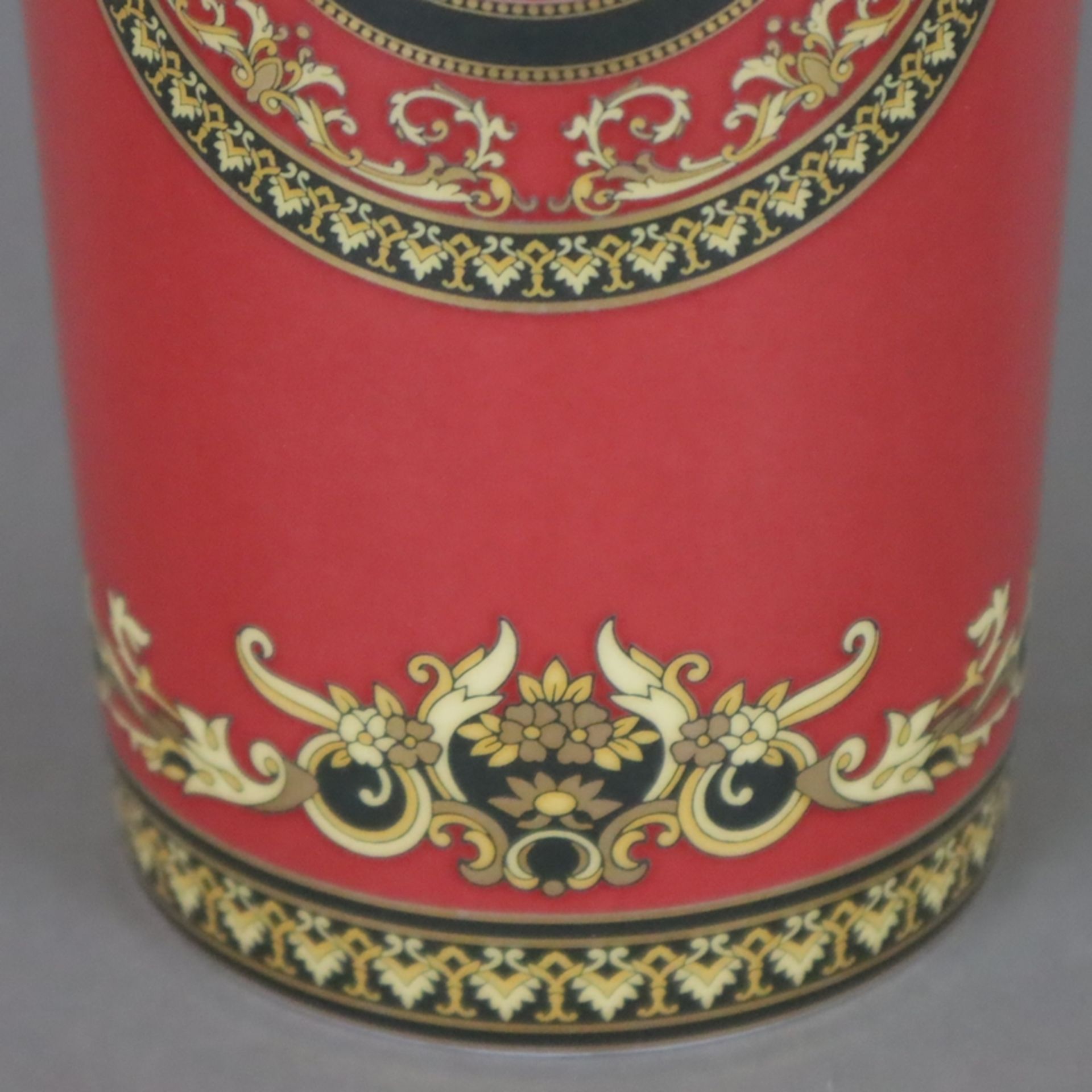 Versace -Vase 'Medusa' für Rosenthal - Zylinderform mit auskragendem Rand, Boden mit gold/schwarzem - Bild 5 aus 8