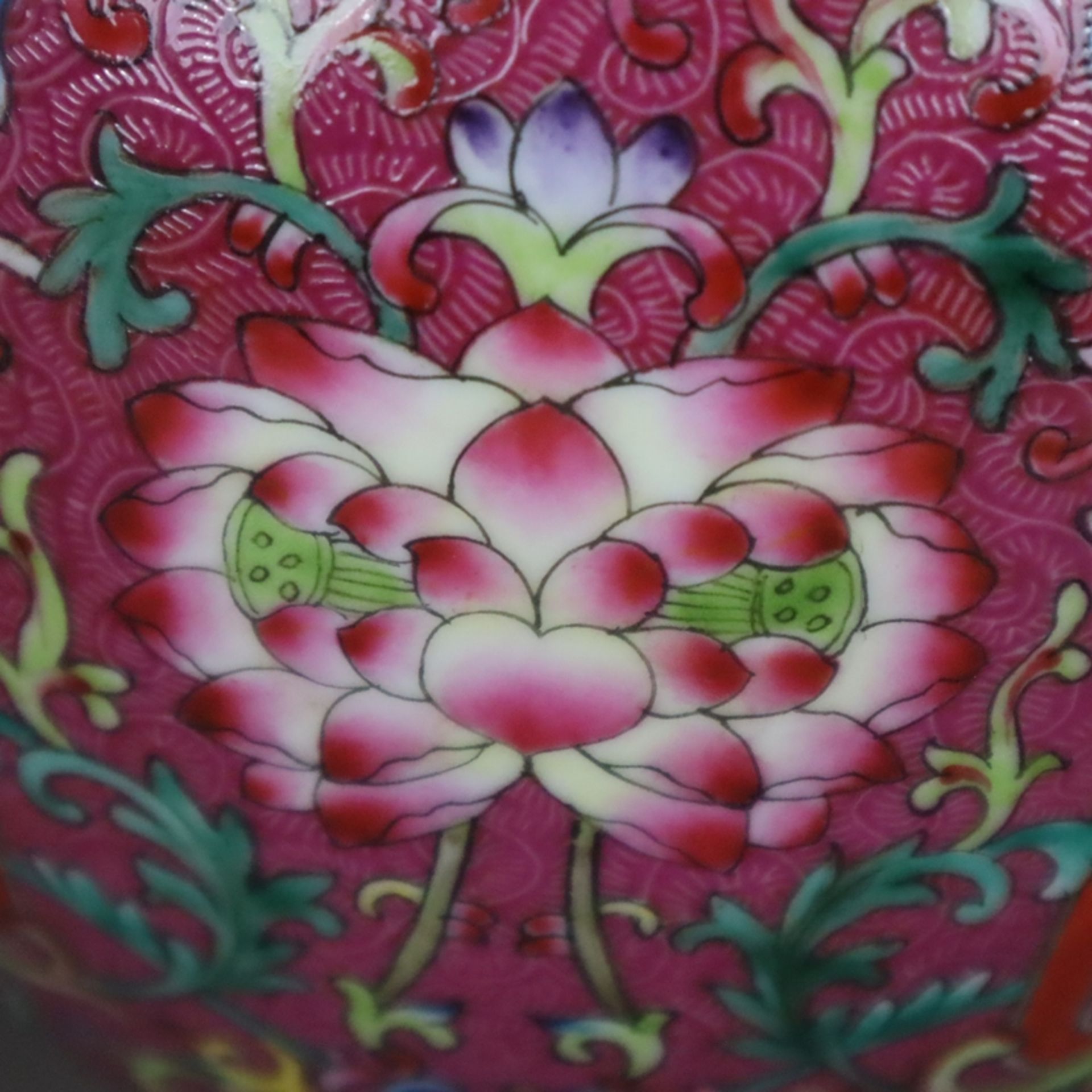 Doppelkürbis-Vase - China, Bemalung in polychromen Emailfarben mit mäandrierenden belaubten Ranken  - Bild 7 aus 13