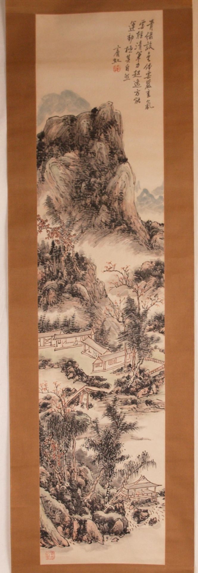 Rollbild - China 20.Jh., Tusche und Farben auf Papier, Hochaufragende Berglandschaft mit rot blühen