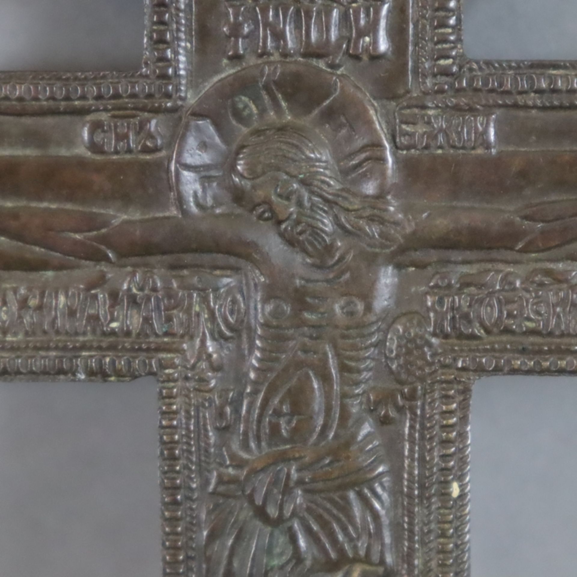 Segenskreuz - Russland, 19.Jh., Bronze, dunkel patiniert, reliefierte Darstellung Christi im Typus - Image 7 of 10
