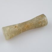 Jadeschnitzerei in taillierter Röhrchenform - China, Qing-Dynastie, helle Jade mit leichten rostbra