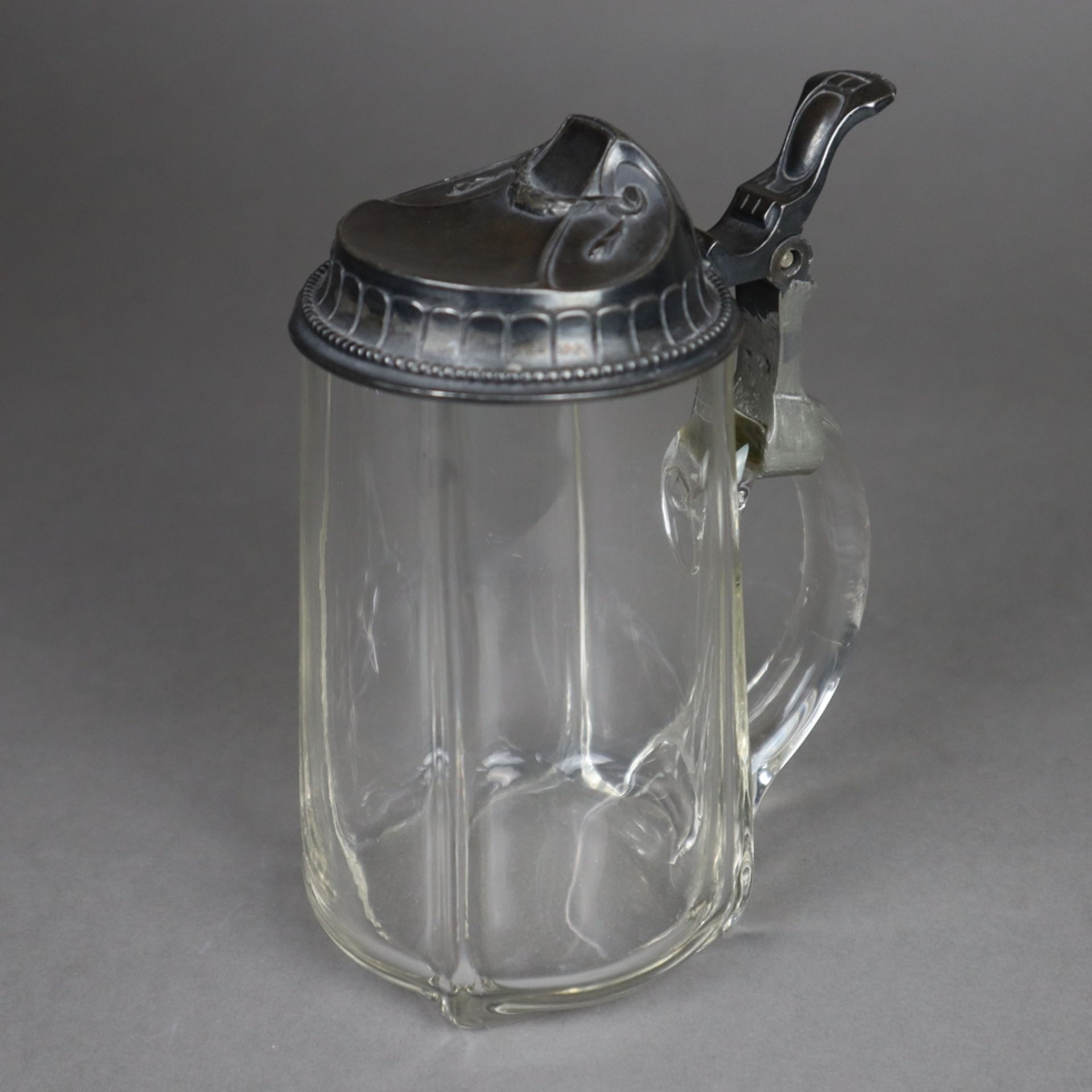 Jugendstil-Bierkrug - farbloses Glas, konischer Körper mit Rillendekor, Zinndeckel mit Jugendstil-R