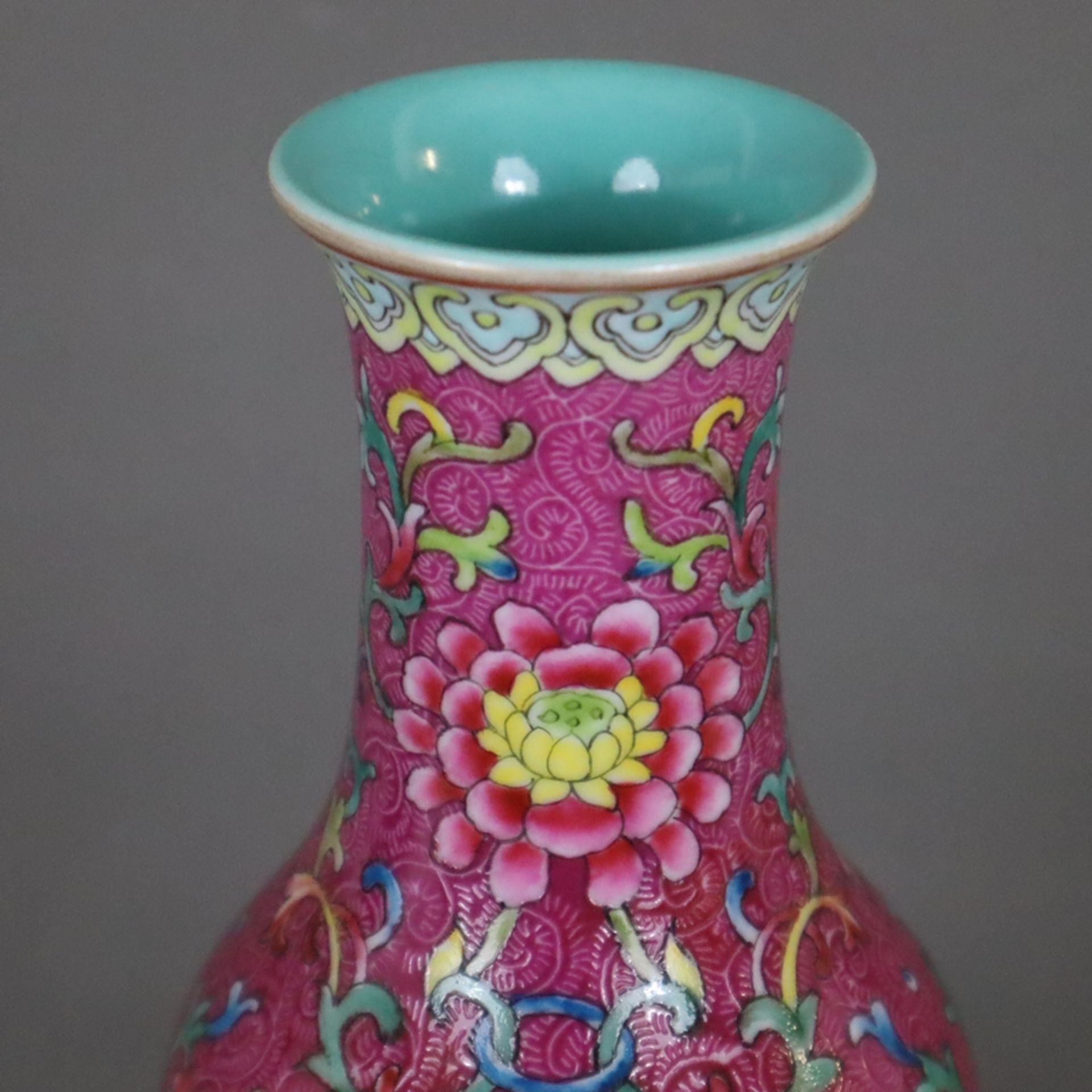 Doppelkürbis-Vase - China, Bemalung in polychromen Emailfarben mit mäandrierenden belaubten Ranken  - Bild 2 aus 13