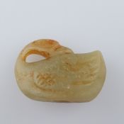 Jadeanhänger- China, Qing-Dynastie, seladonfarbene Jade teils mit leicht rostbraunen Verfärbungen, 