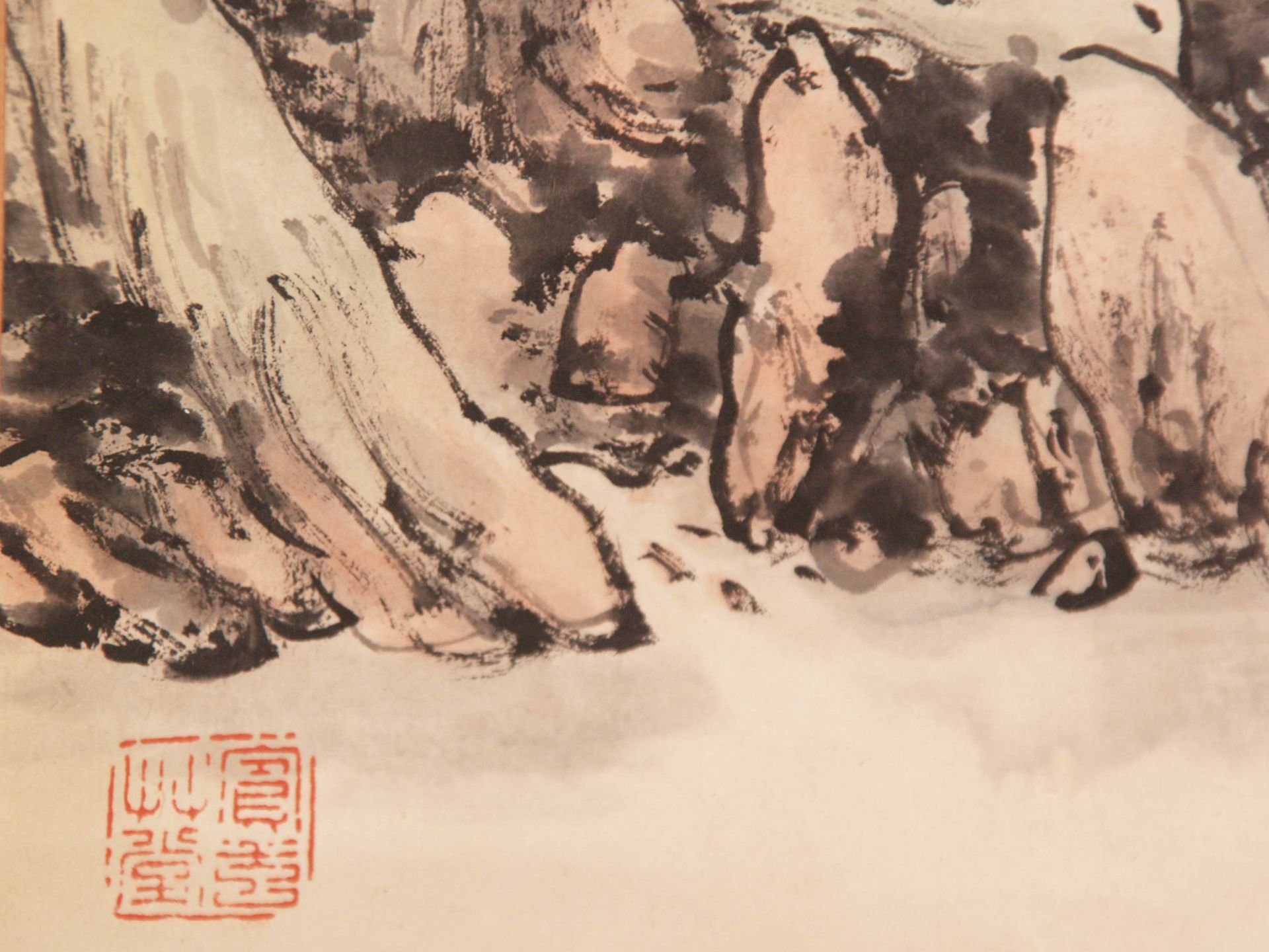 Rollbild - China 20.Jh., Tusche und Farben auf Papier, Hochaufragende Berglandschaft mit rot blühen - Bild 10 aus 10