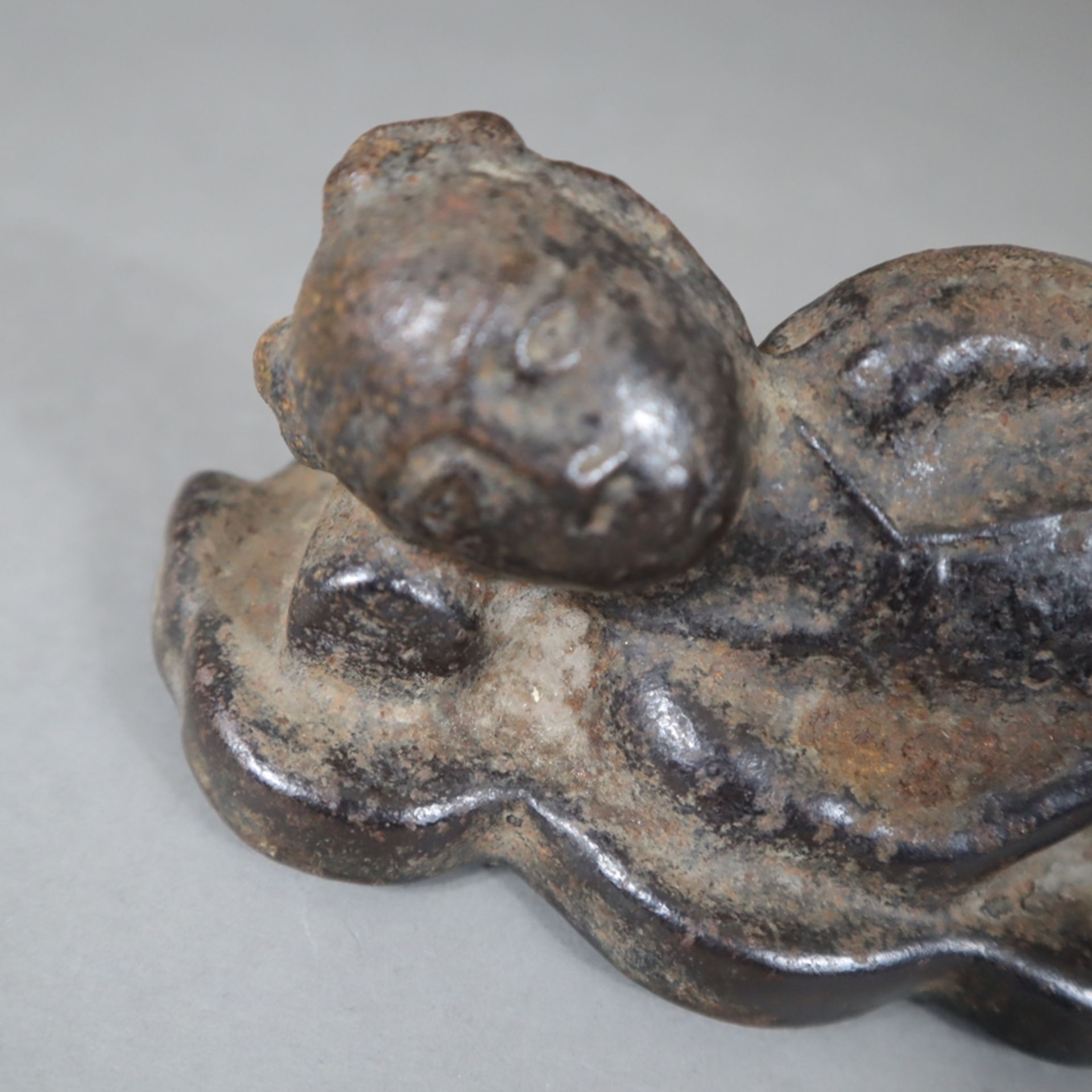Schlafende männliche Figur - Eisenguss, China, fast unbekleidete Figur seitlich liegend, der Kopf r - Image 2 of 8