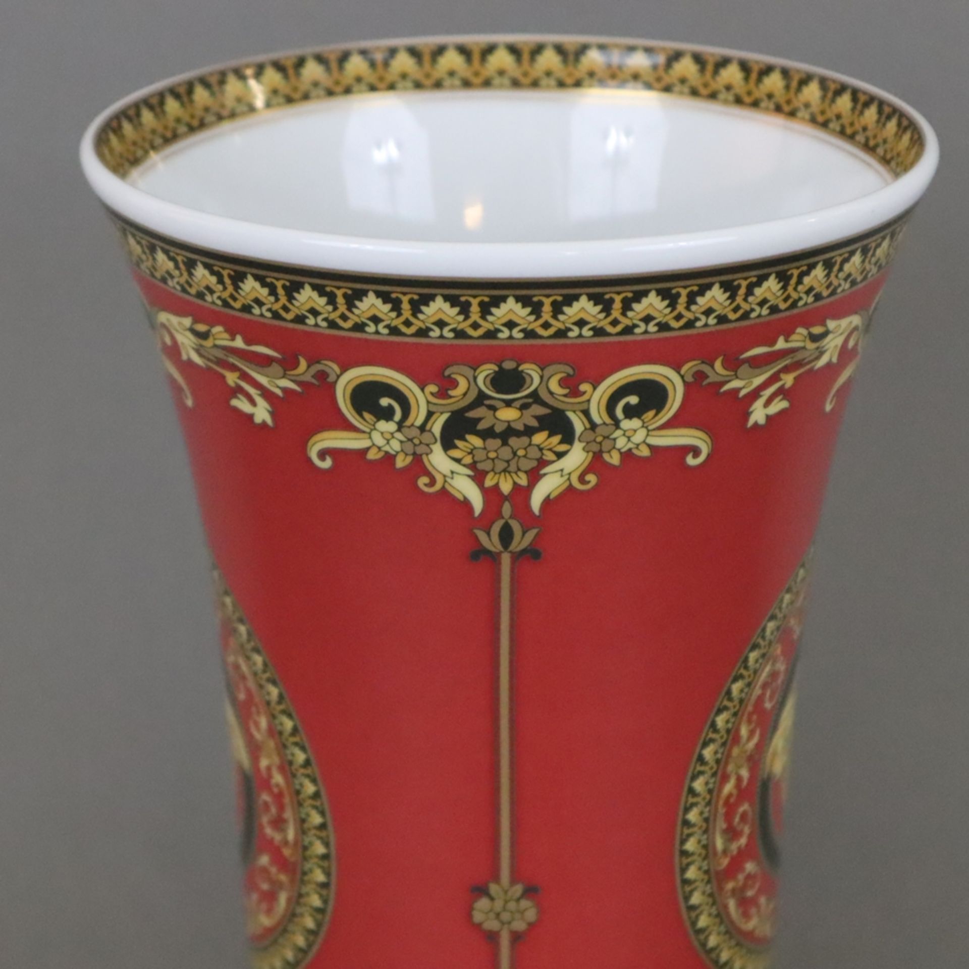 Versace -Vase 'Medusa' für Rosenthal - Zylinderform mit auskragendem Rand, Boden mit gold/schwarzem - Bild 6 aus 8