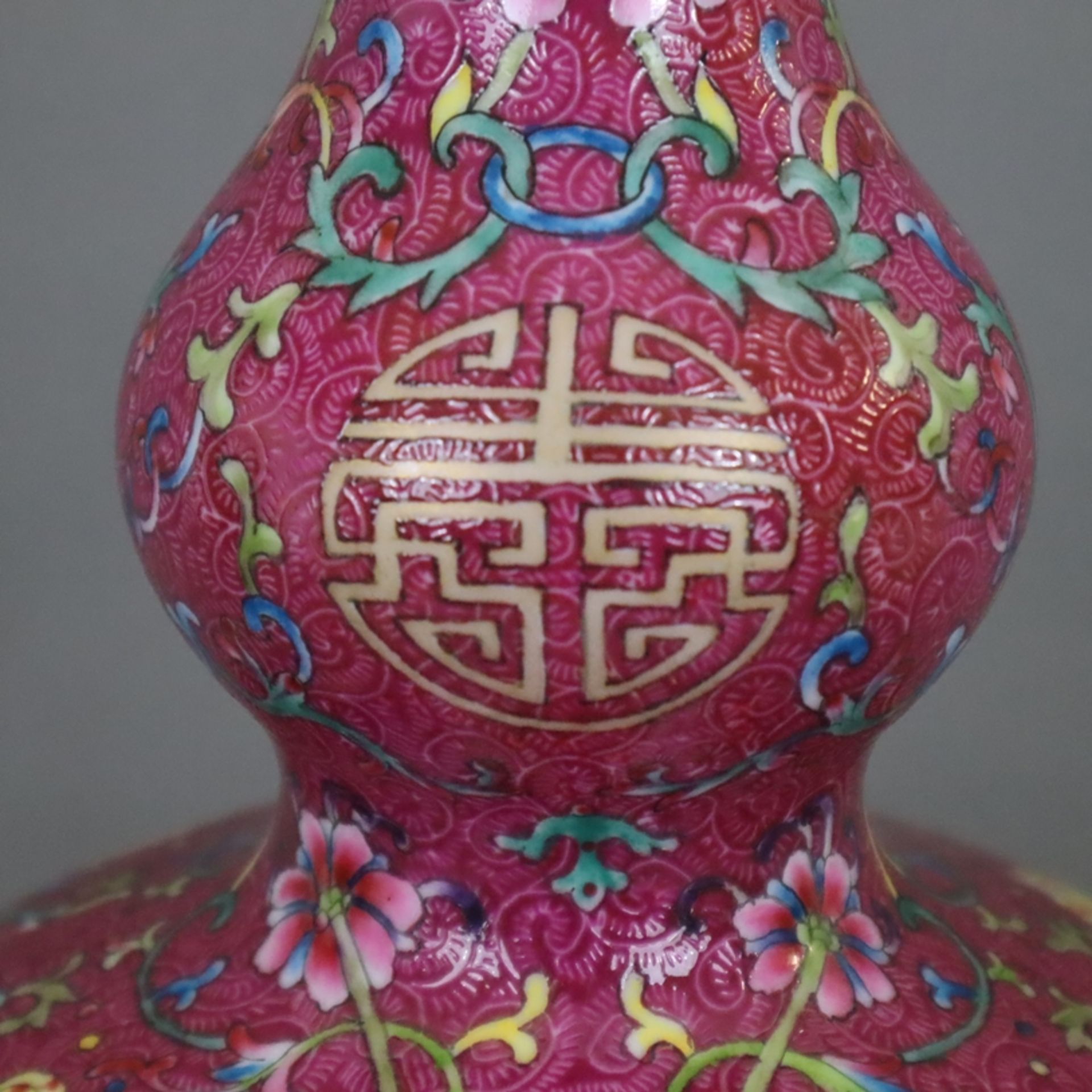 Doppelkürbis-Vase - China, Bemalung in polychromen Emailfarben mit mäandrierenden belaubten Ranken  - Bild 3 aus 13