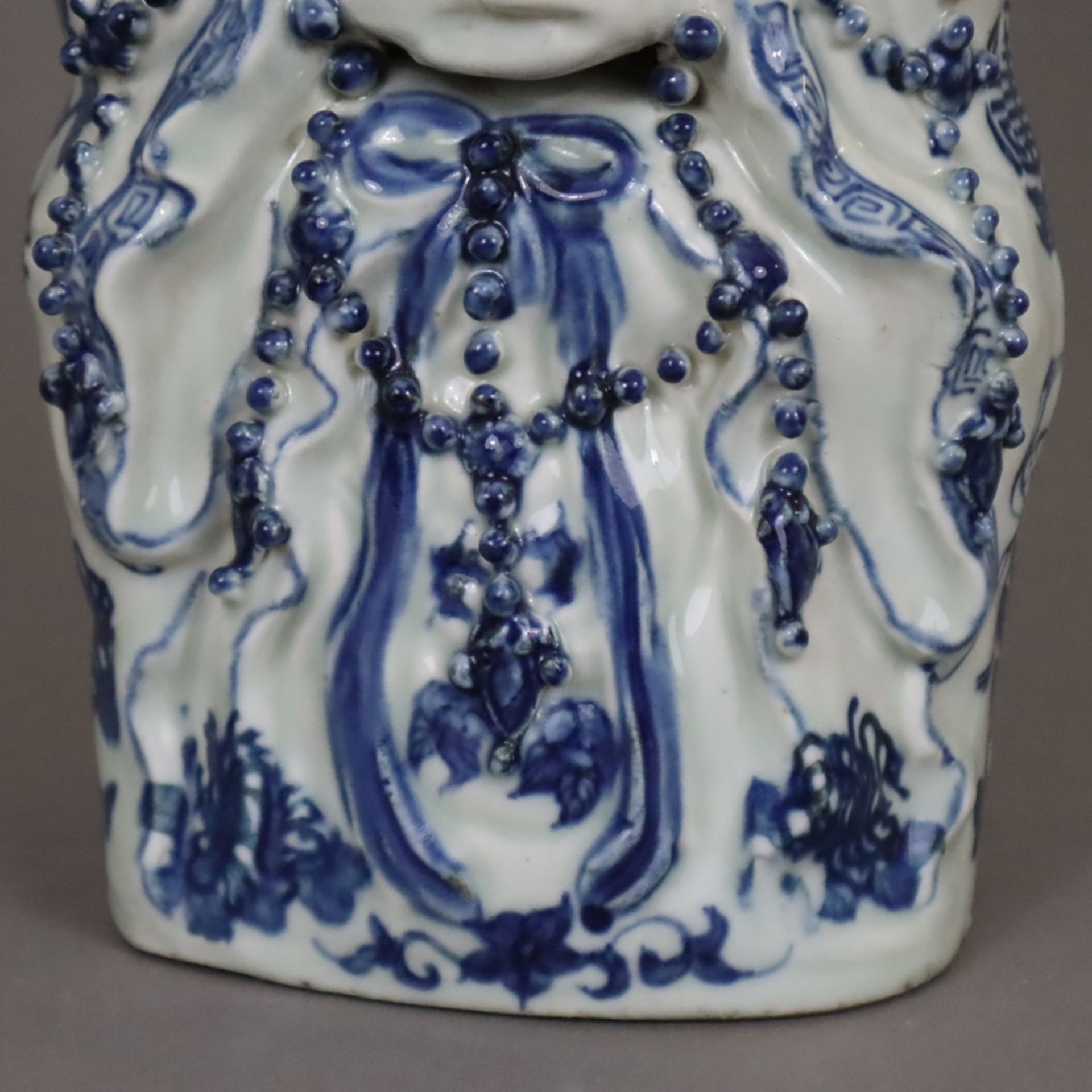 Guanyin mit Blau-Weiß-Dekor - China, Porzellanfigur mit unterglasurblauer Staffage, mit überreichem - Bild 6 aus 10