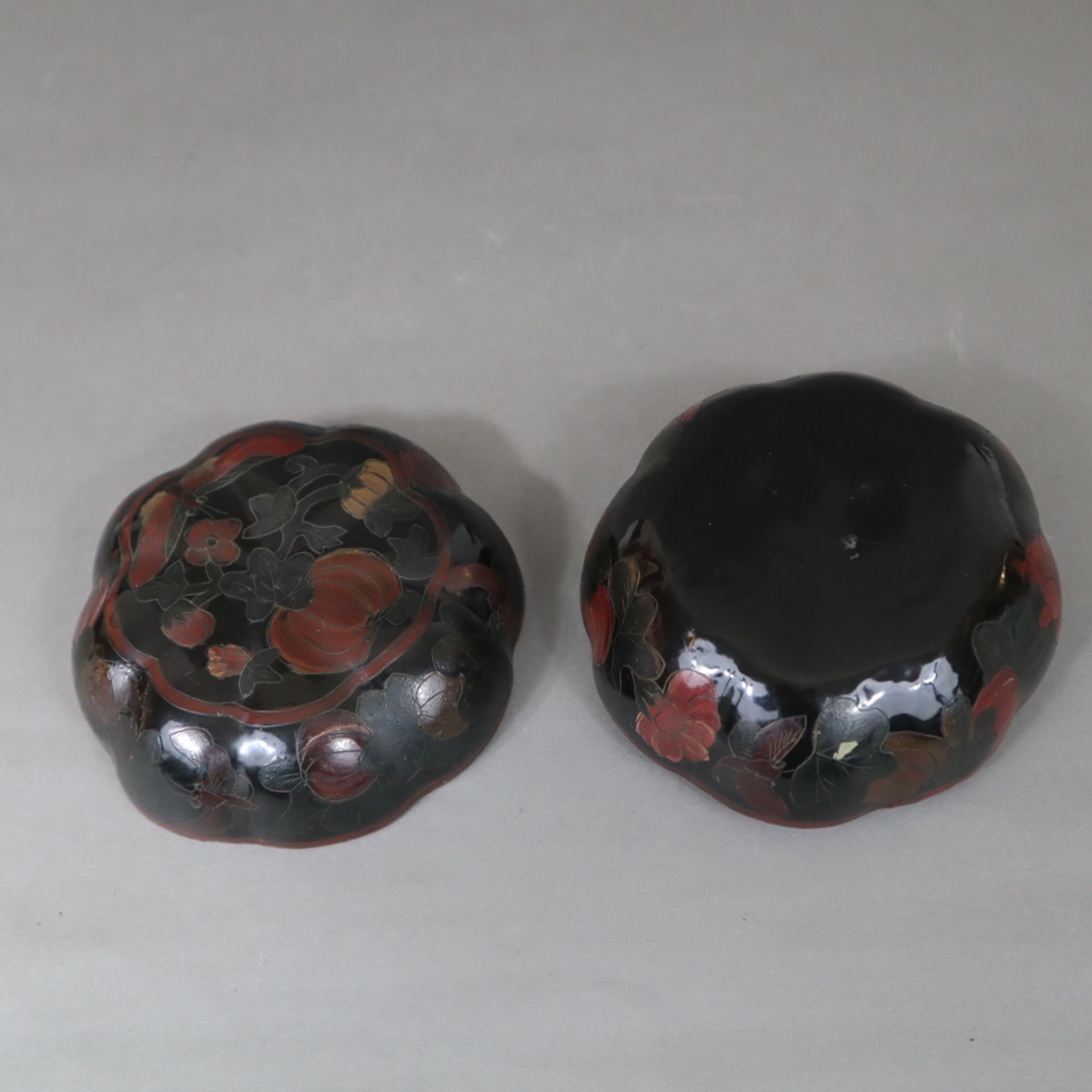 Lackdose - Kürbisform mit Stülpdeckel, schwarzer und roter Lack auf Pappmaché, graviert und bemalt, - Bild 7 aus 8