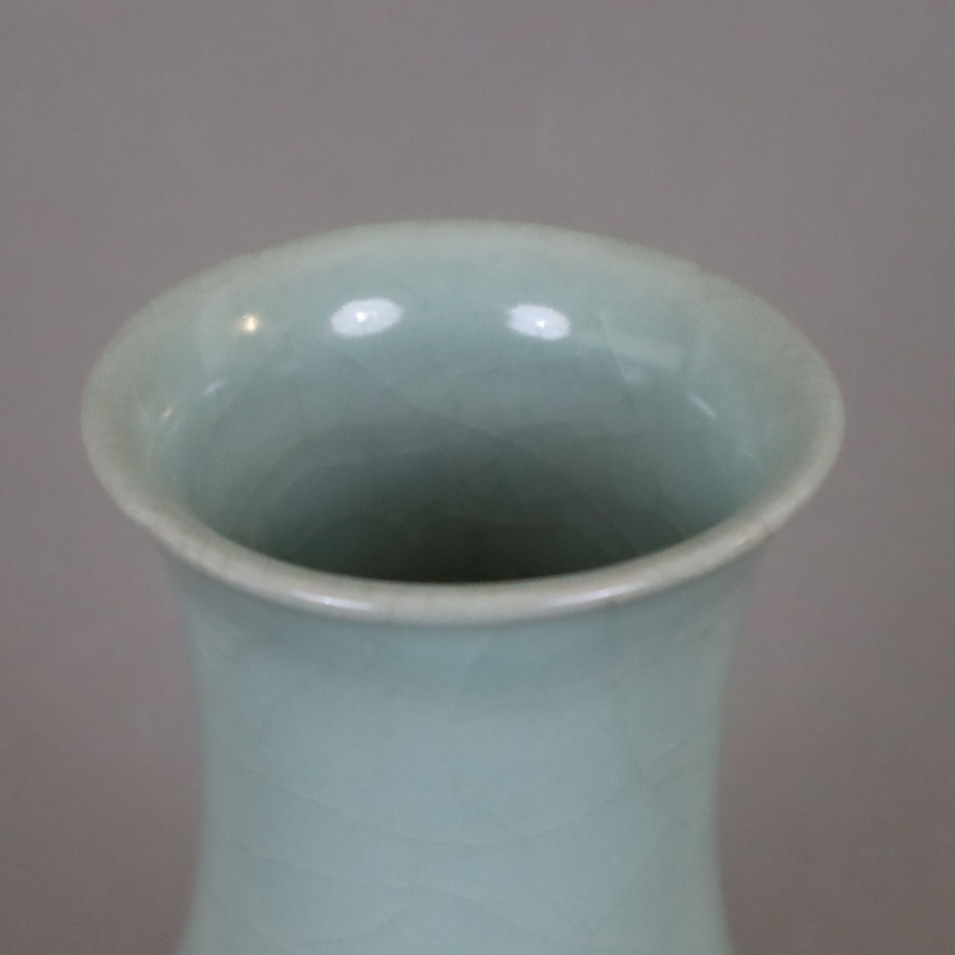 Longquan-Vase im Song-Stil - Steinzeug mit grünblauer krakelierter Seladonglasur, auch unterseitig, - Bild 2 aus 7