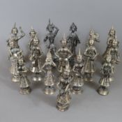 16 Musikerinnen/Tänzerinnen - Indien/Rajasthan, 20. Jh., aus versilbertem Kupferblech gefertigte, w