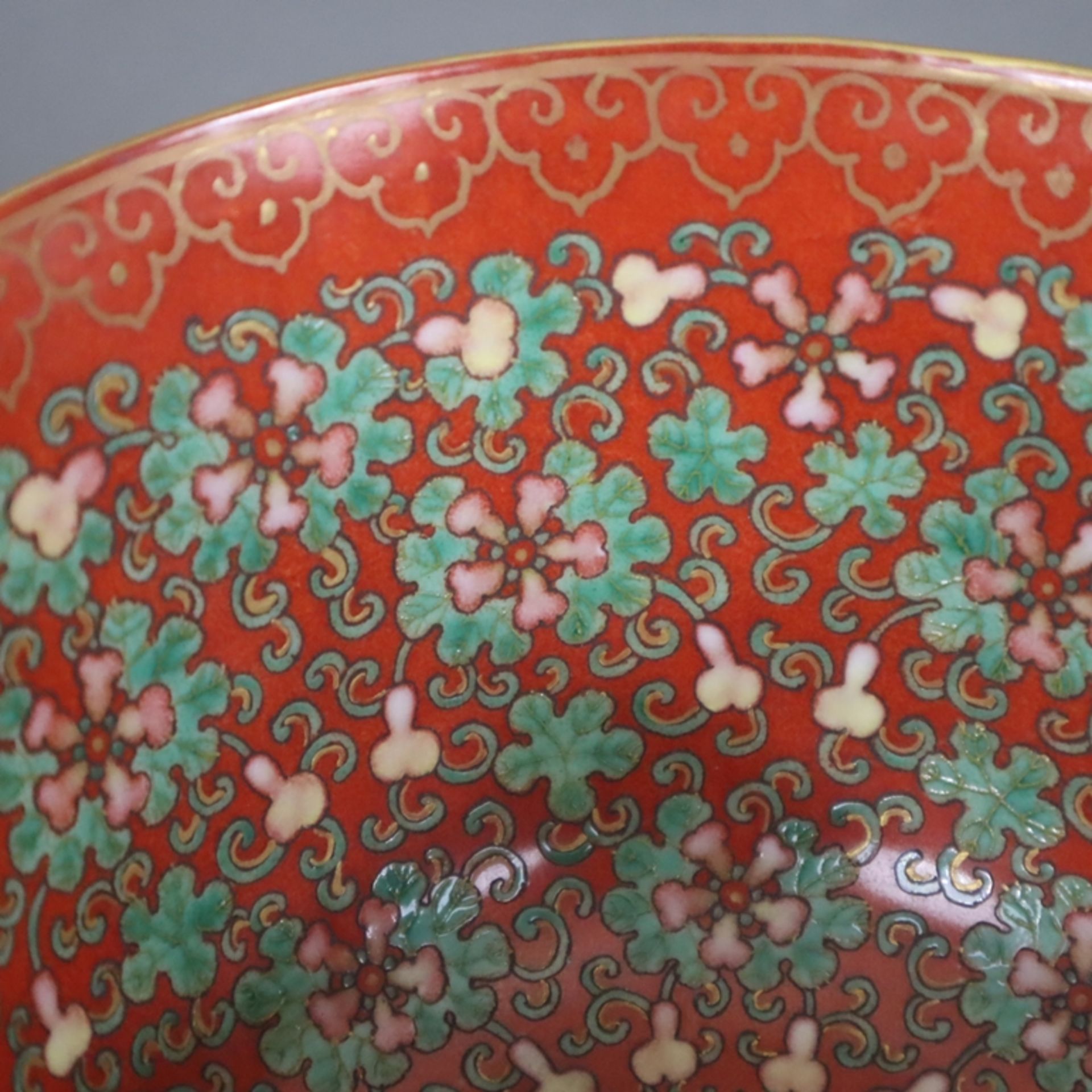 Ein Paar Kummen mit Glücksymbolik - China, Porzellan, bemalt mit polychromen Aufglasurfarben und Go - Bild 8 aus 10