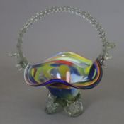 Glaskorb - farbloses Glas mit farbigen Einschmelzungen und Luftblaseneinschlüssen, geschweifte Form